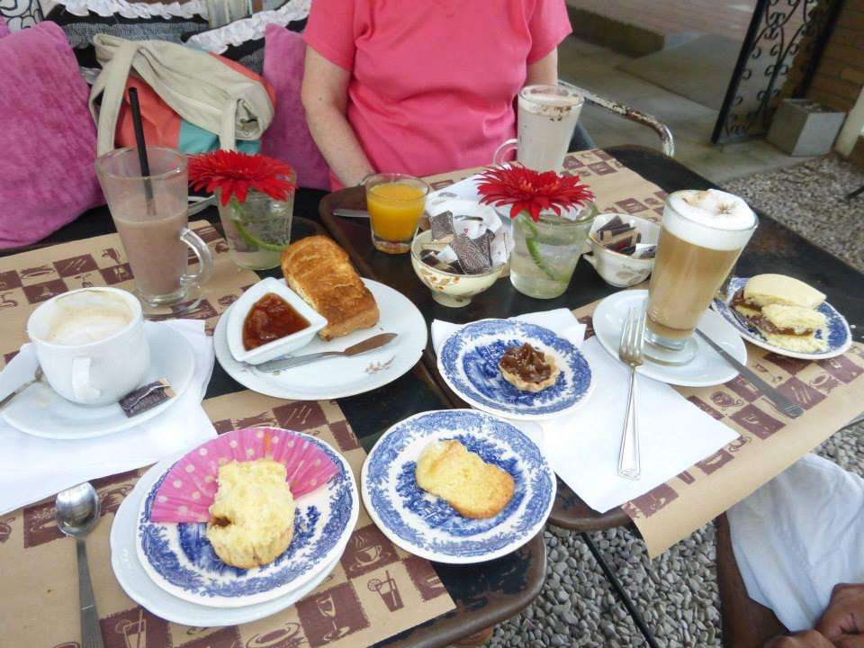 Ciudad Jardin Lomas del Palomar餐馆和美食-Petit Plaisir