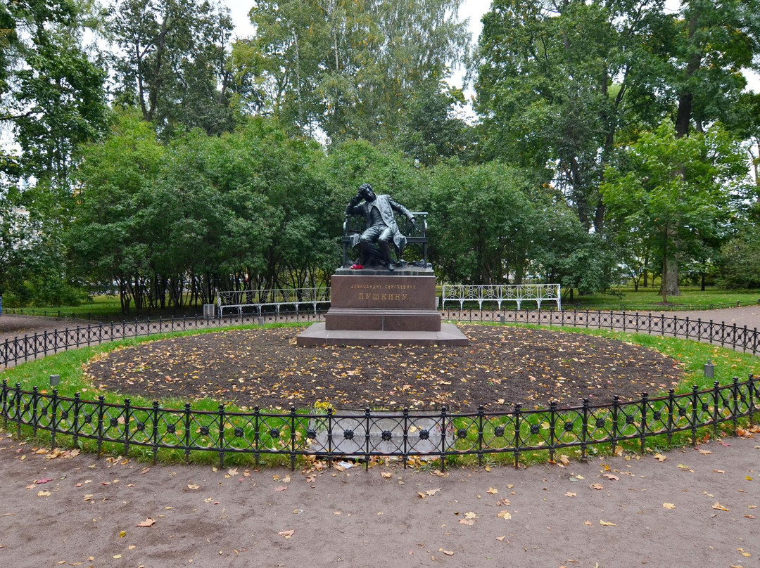 Monument to Pushkin-Lyceum Student景点图片