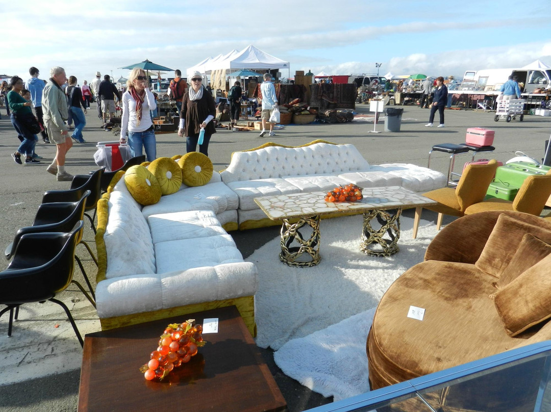 Alameda Point Antiques Faire景点图片