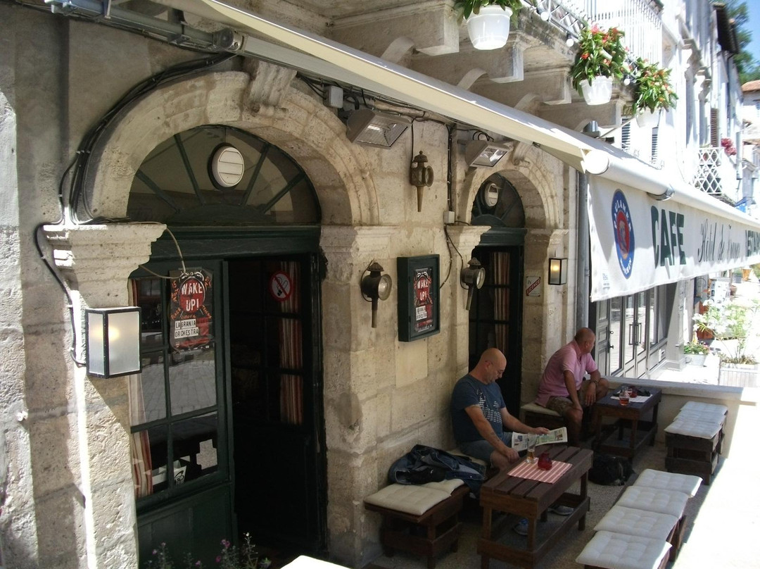 Place Trarieux景点图片