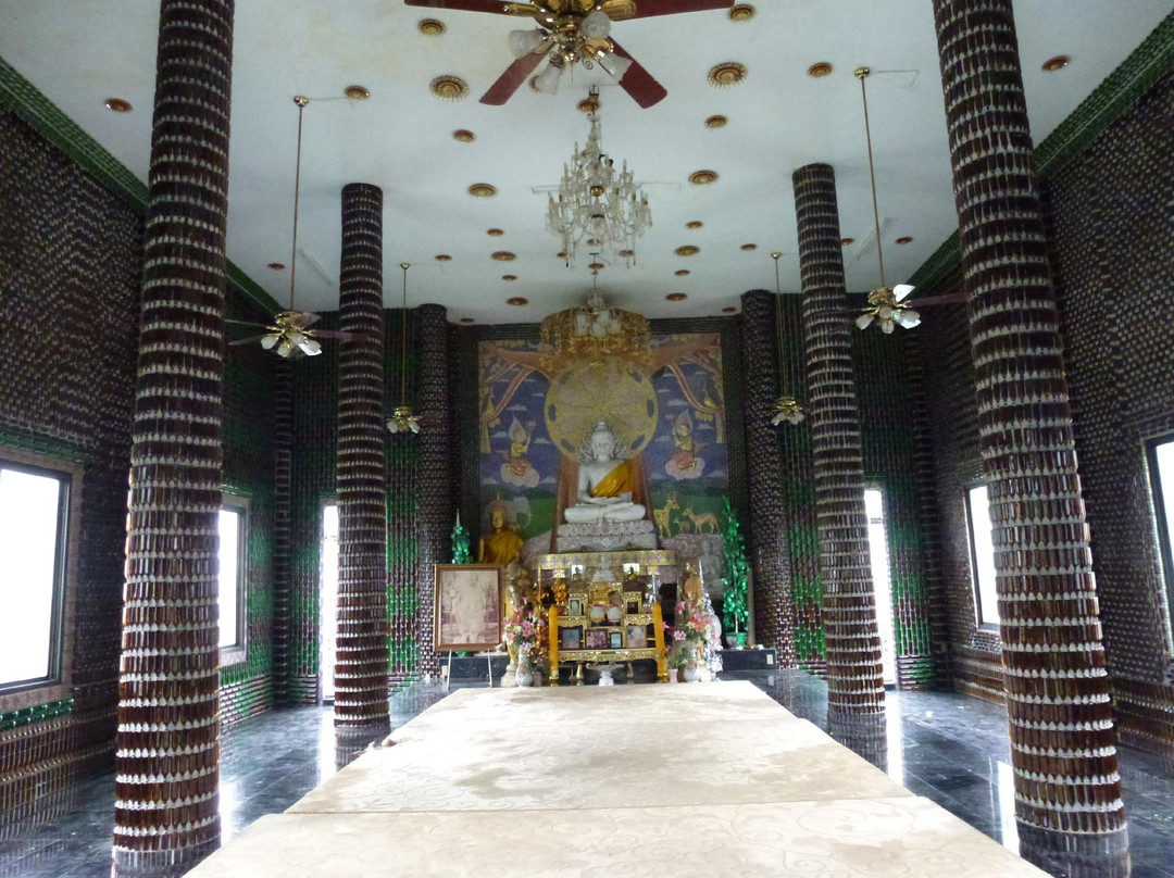 Wat Larn Kuad - Beer Bottle Temple-四色菊必去景点