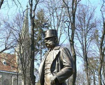 Franz Joseph I Statue-Chernivtsi必去景点