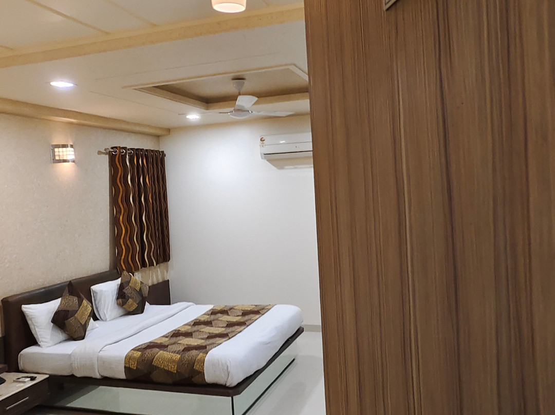 The Vraj Hotel主图