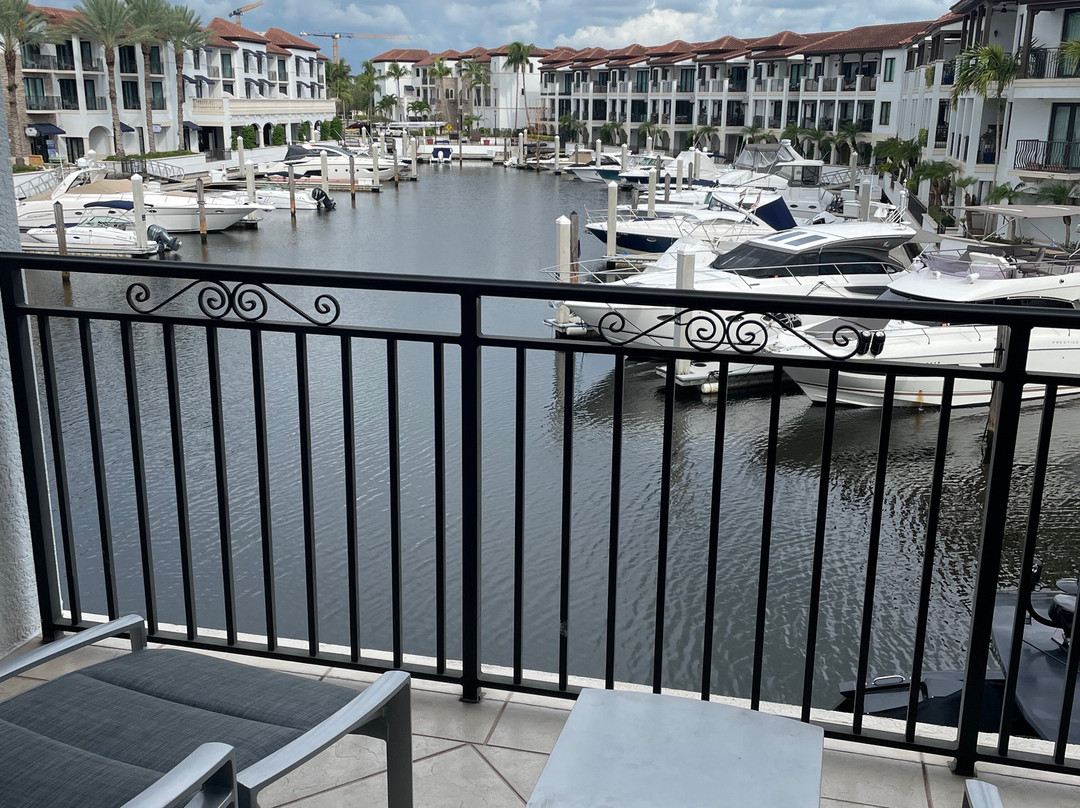 那不勒斯海湾度假酒店主图