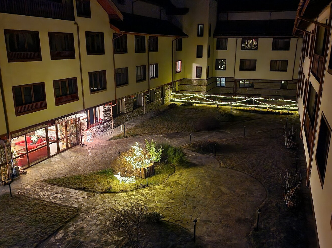皮林河滑雪及温泉酒店主图