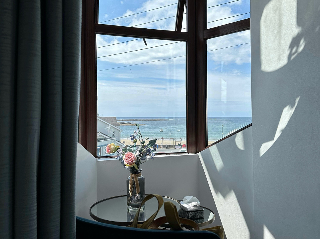 Bay View Hotel主图