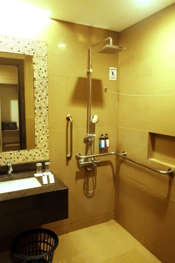 宿务滨海前线酒店 - 北开垦-浴室