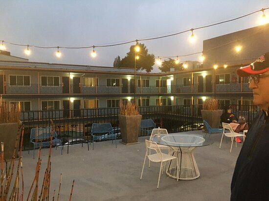 贝克汽车旅馆主图