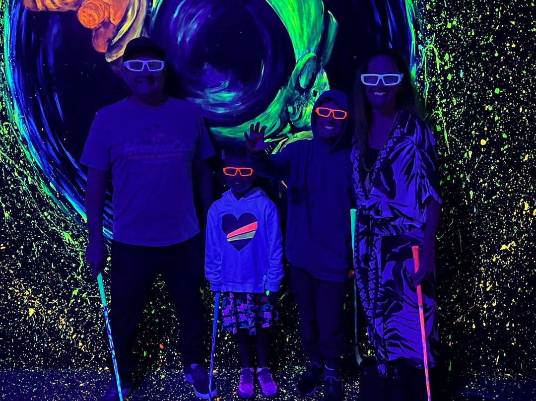 Glowing Rooms 3D Mini Golf, VR Escape Rooms & more-珀斯必去景点