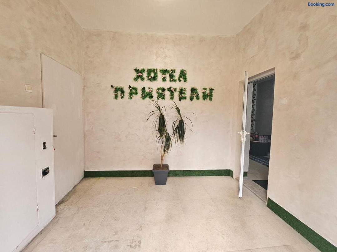 Khotel Priyateli