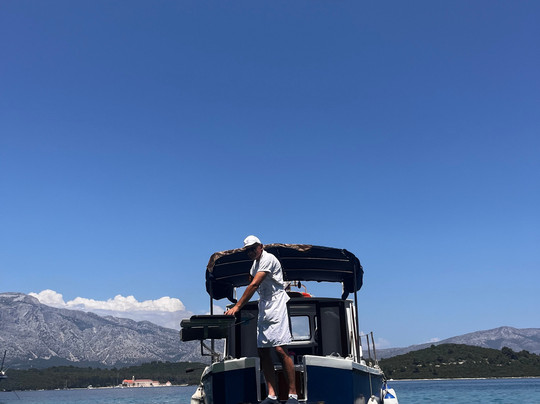 Fishing Boat Together-科尔丘拉镇必去景点