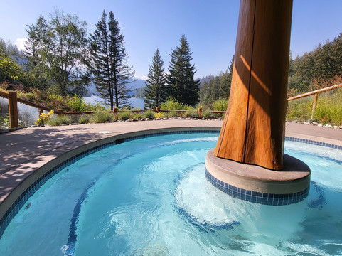 泰雅克斯旅馆及直升机滑雪主图