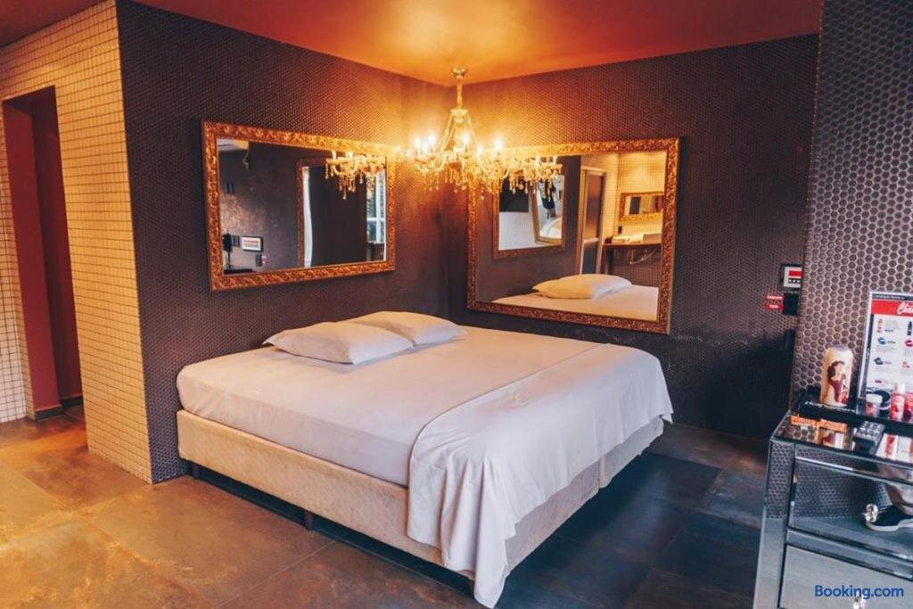 Champagne Motel By Drops