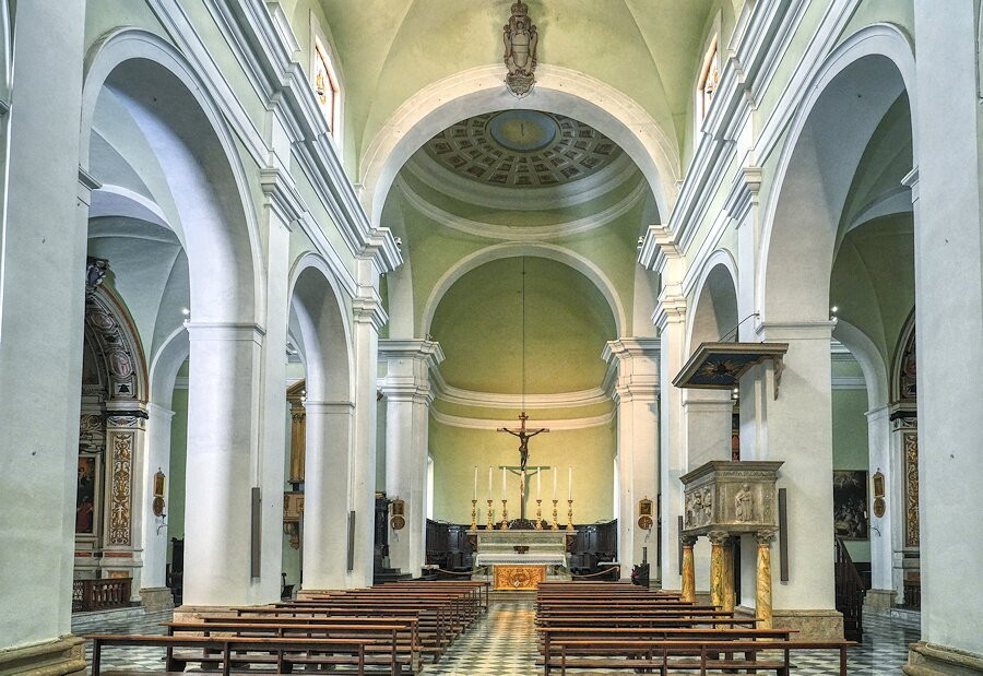 Concattedrale Dei Santi Alberto E Marziale-埃尔萨谷口村必去景点