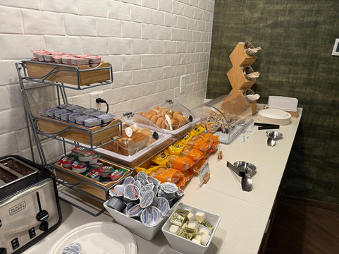 万枫利文斯顿黄石酒店及套房主图