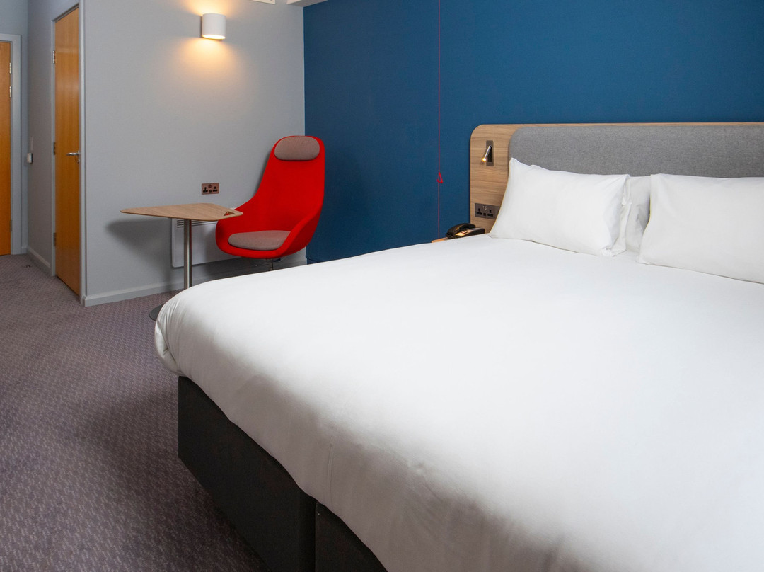 Holiday Inn Express 特伦特河畔的伯顿后主图