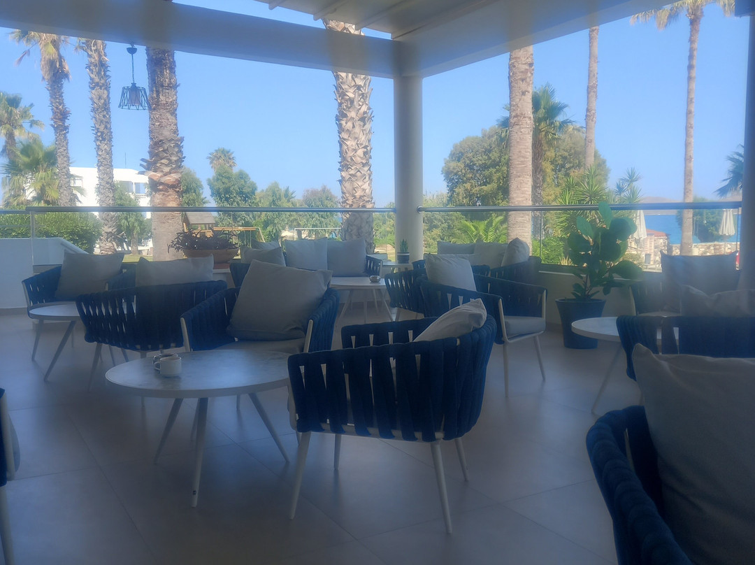 伊琳娜海滩公寓式酒店主图
