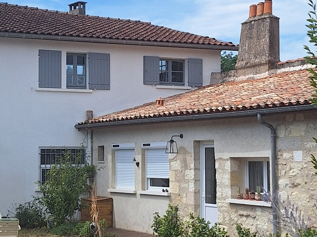 Maison et table d'hôtes le Camélia Blanc的白色茶花农家旅馆