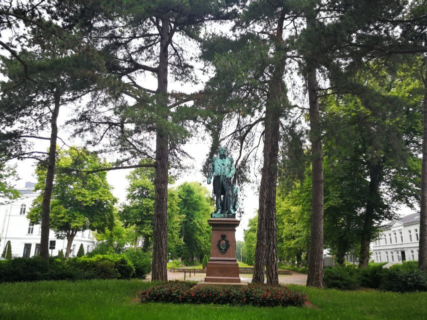 Friedrich-Wilhelm-Platz mit Prinz-Adalbert-von-Preußen-Denkmal景点图片