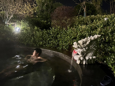 荣玺庄园温泉度假酒店主图