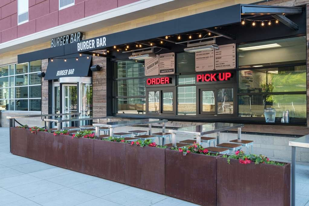 Hampton Inn & Suites Fort Wayne Downtown主图