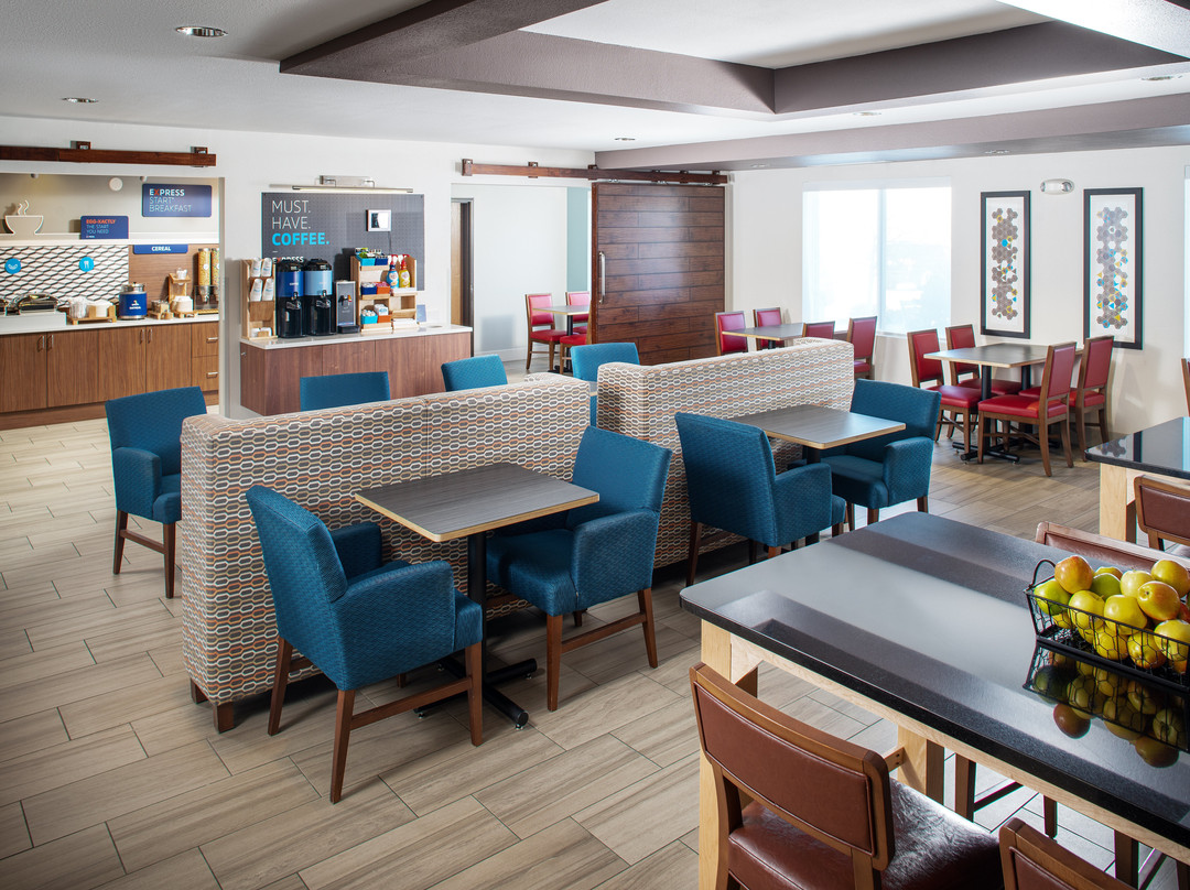 Holiday Inn Express & Suites Bellevue (Omaha Area) by IHG主图