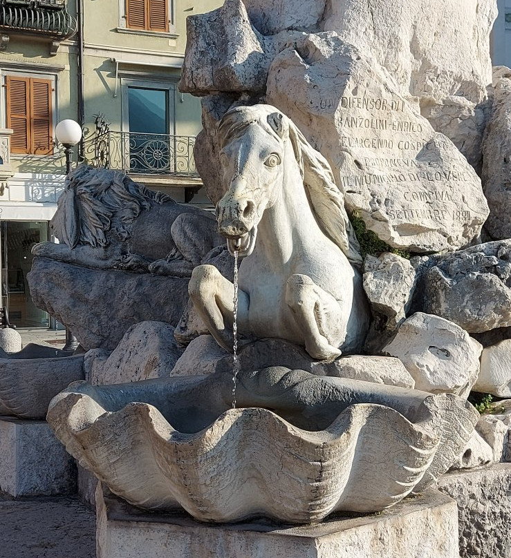 Fontana di Piazza XIII Martiri di Lovere景点图片