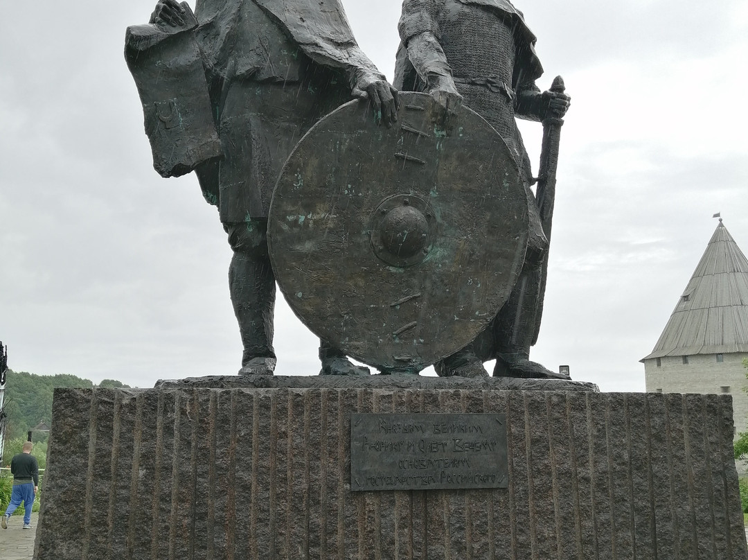 Monument to Ryurik and Veshhiy Oleg景点图片