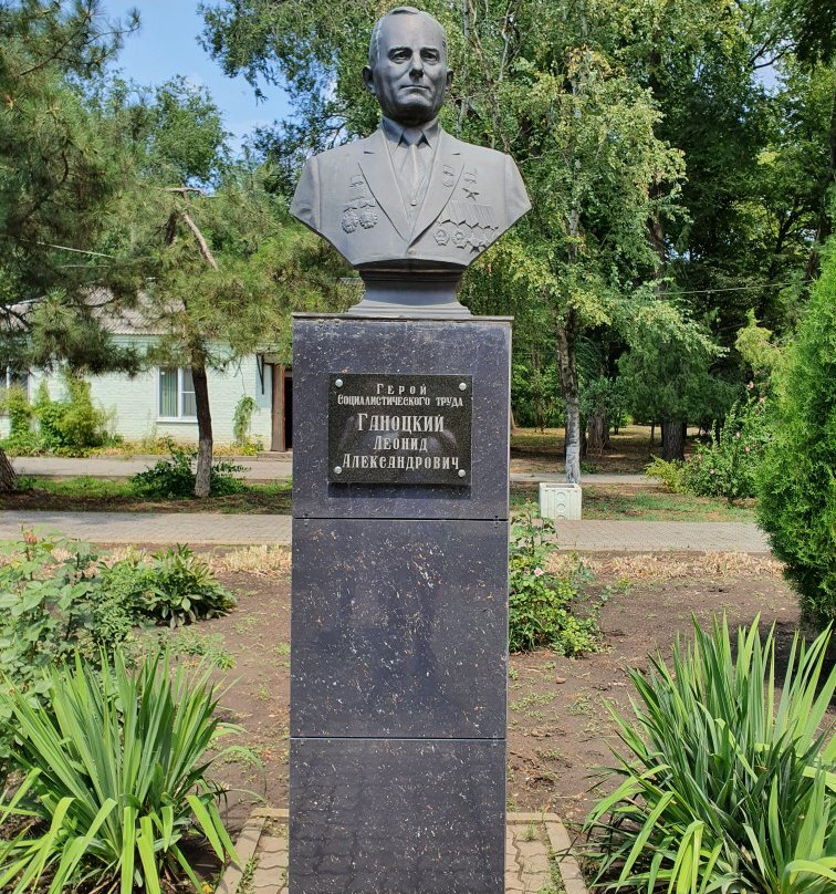 Monument to the Hero of Socialist Labor Ganotskiy景点图片