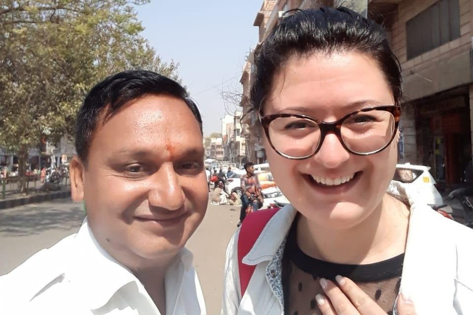 India saying namaste Trips-阿尔瓦必去景点