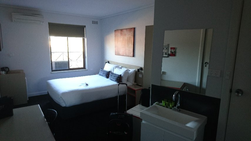 Nightcap at Rose & Crown Hotel主图