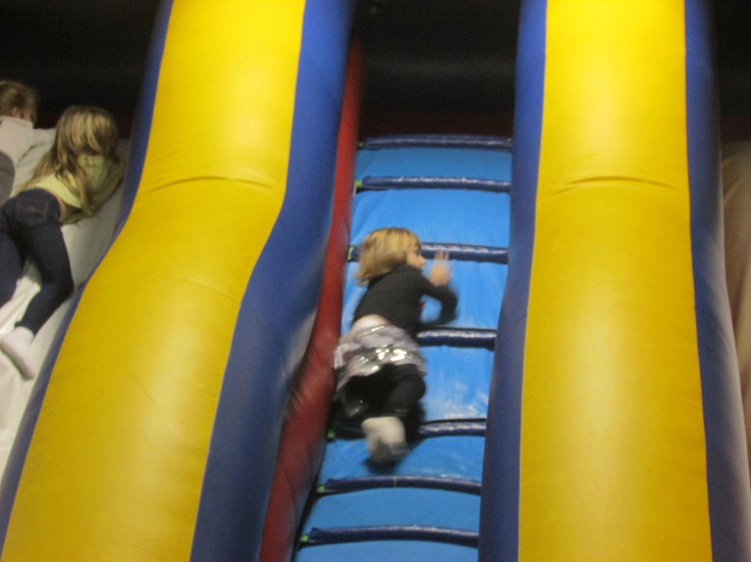 里士满希尔旅游景点-Rainbow JumpNFun Play Center