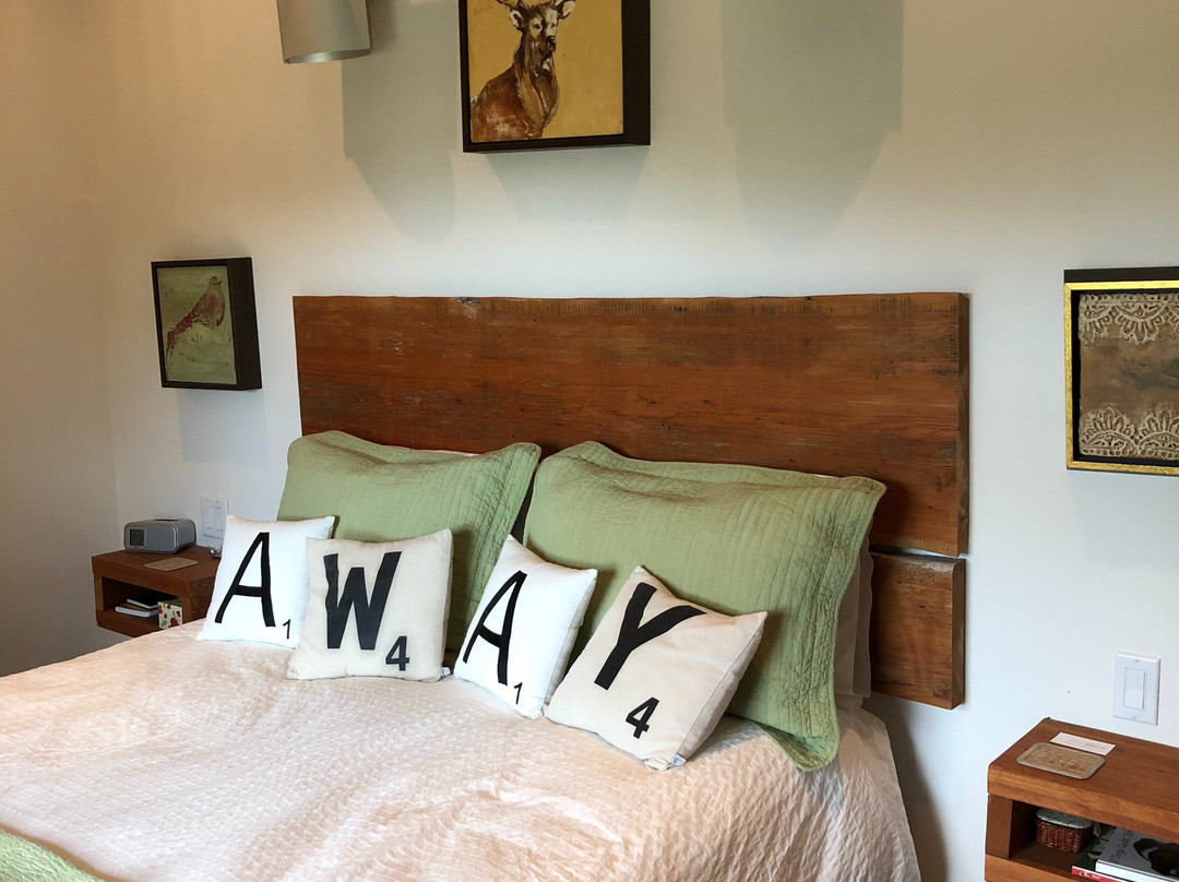 AWAY in the County主图