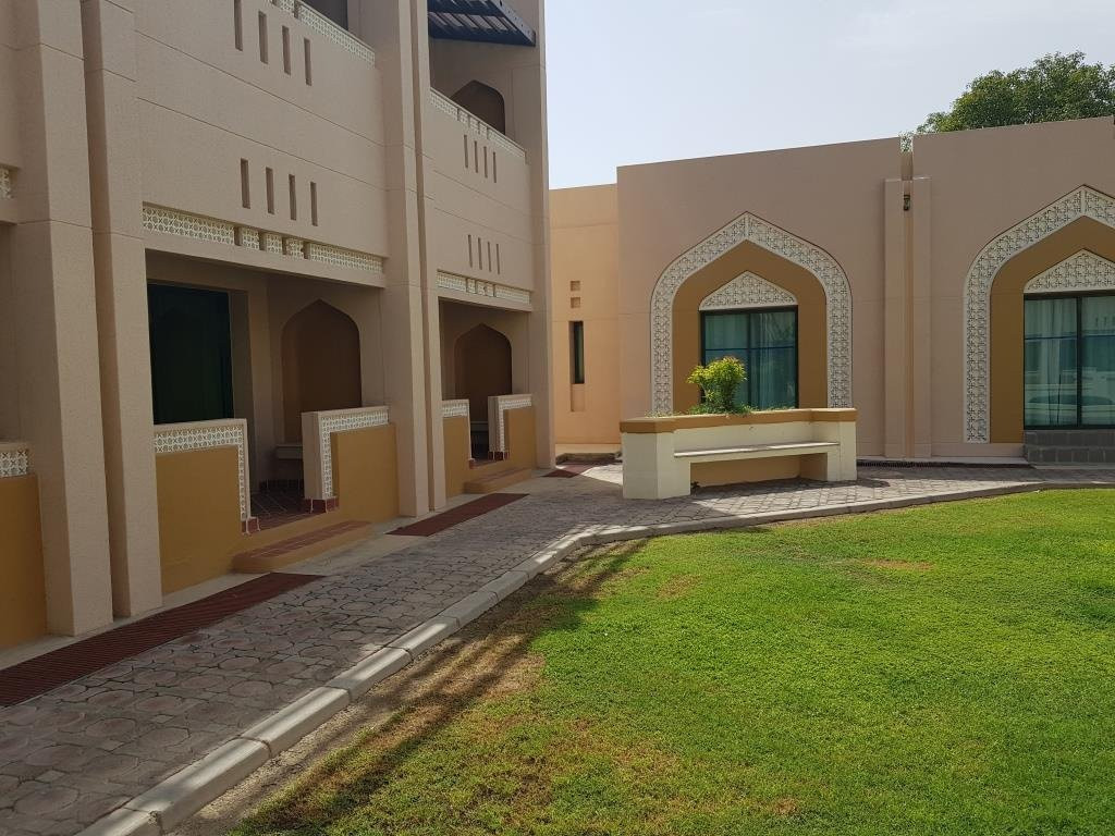 金色郁金香尼兹瓦酒店主图