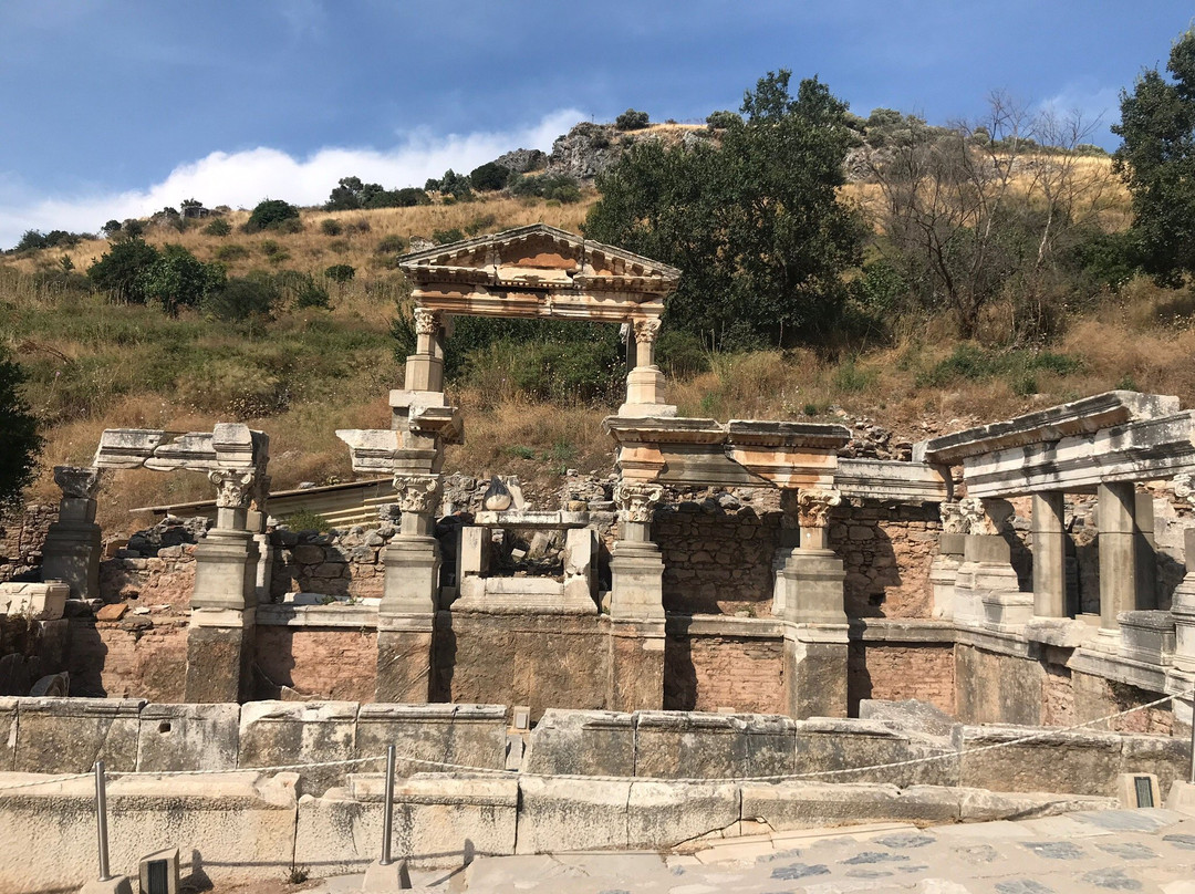 Trajan Fountain景点图片