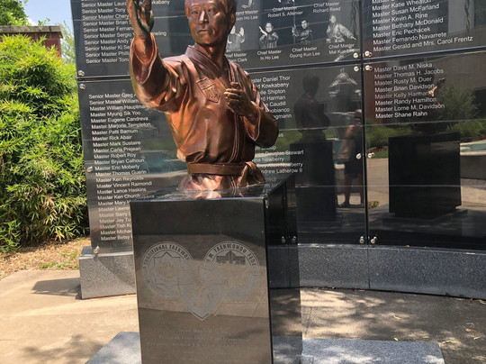 H.U. Lee International Gate and Garden-小石城必去景点