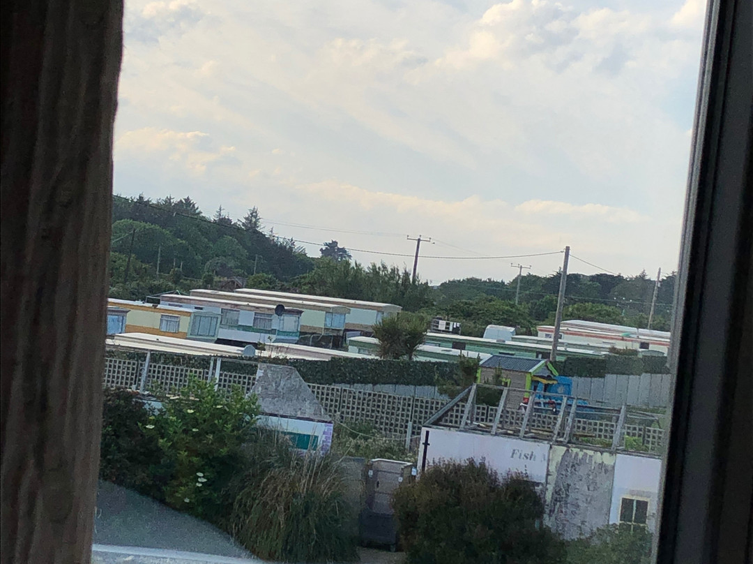 水畔小屋酒店主图