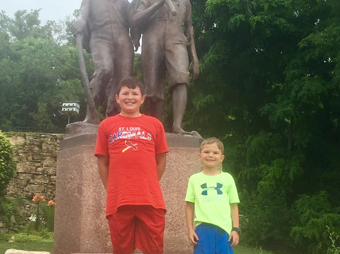 Tom and Huck's Statue-汉尼拔必去景点