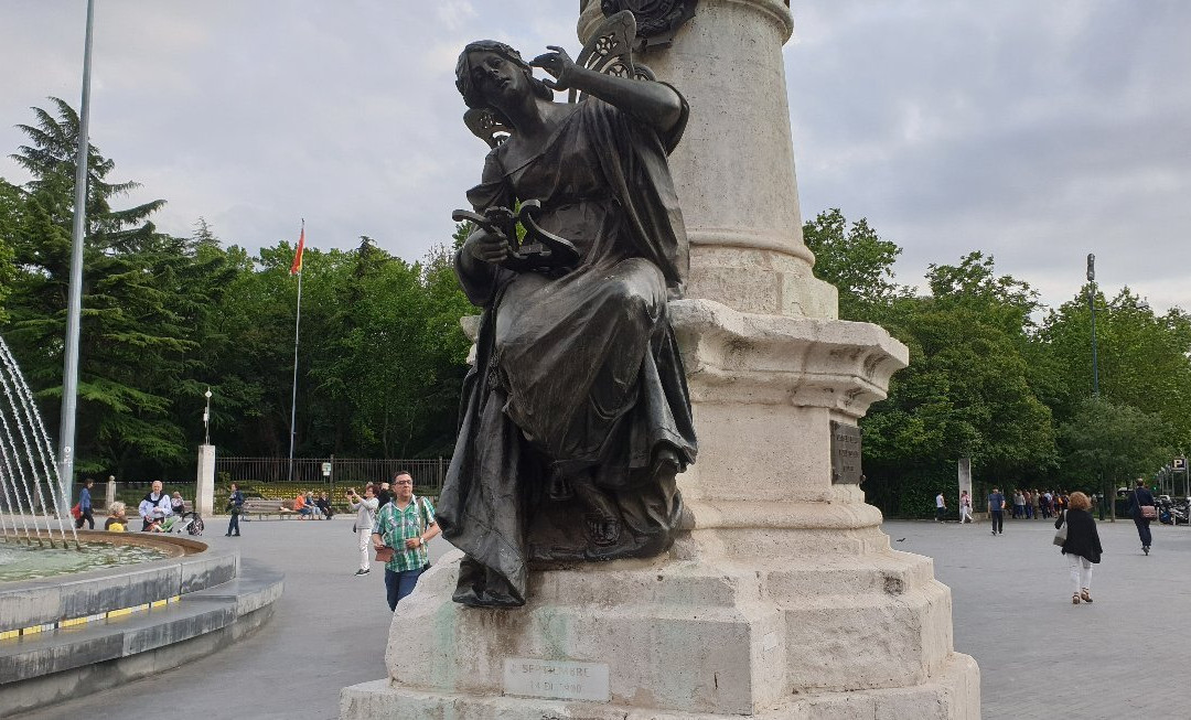 Monument to Zorrilla景点图片