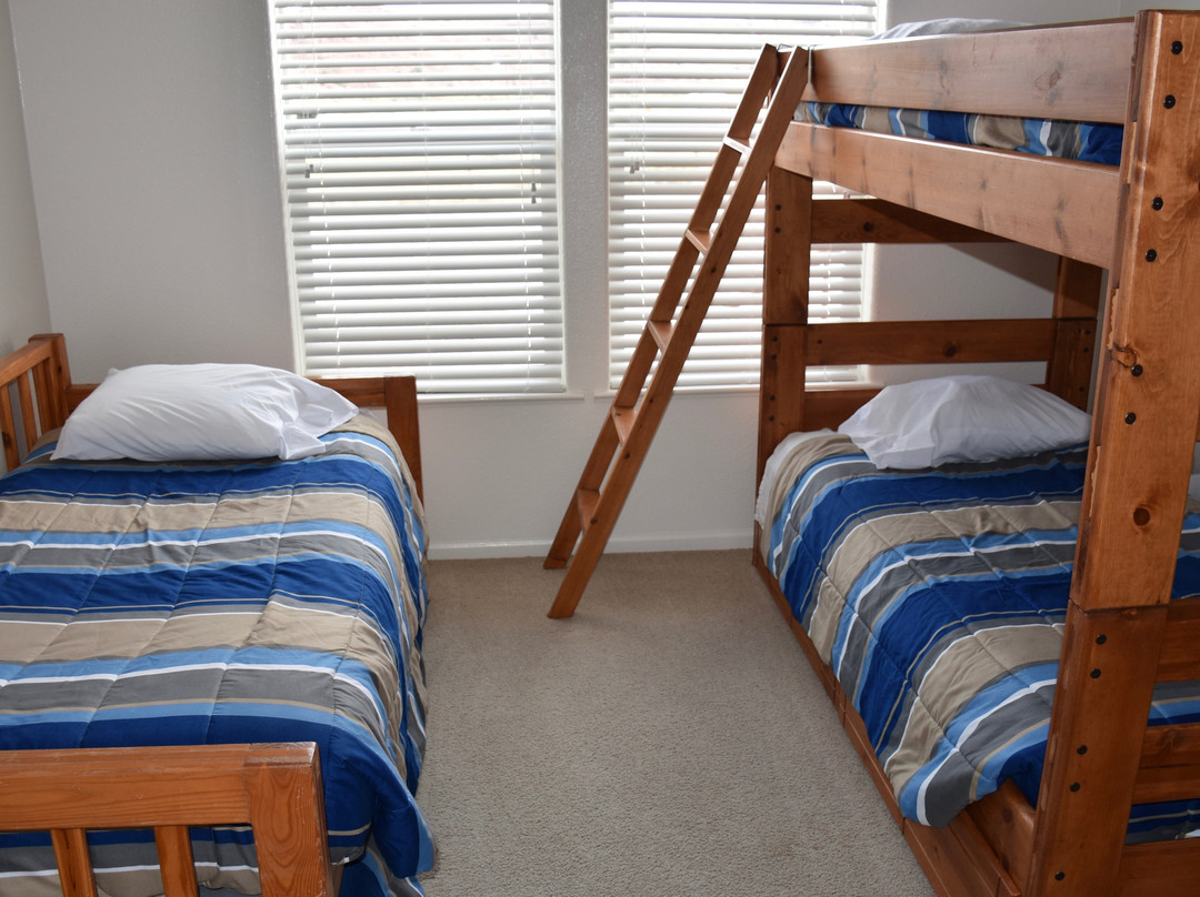 Sloanes General Store and The Inn At Alcova主图