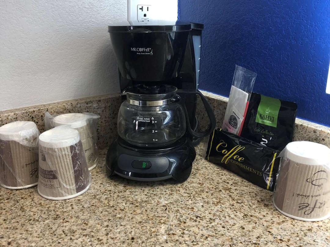 Executive Inn and Suites主图