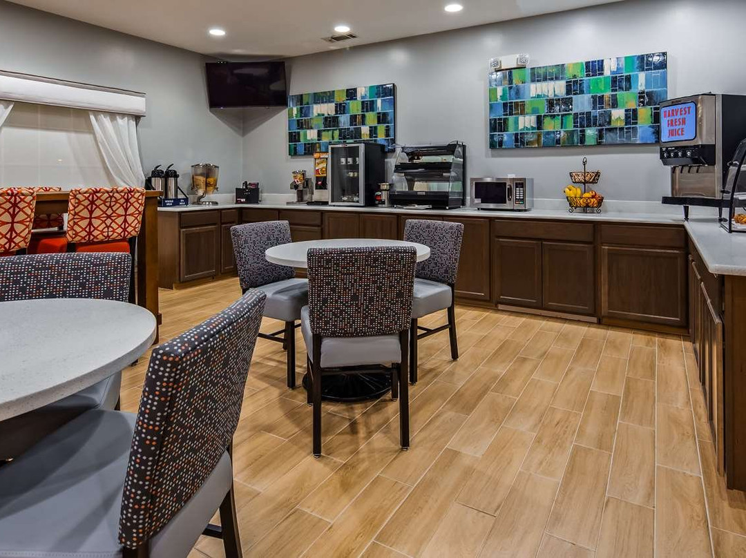 会所贝斯特韦斯特酒店及套房主图