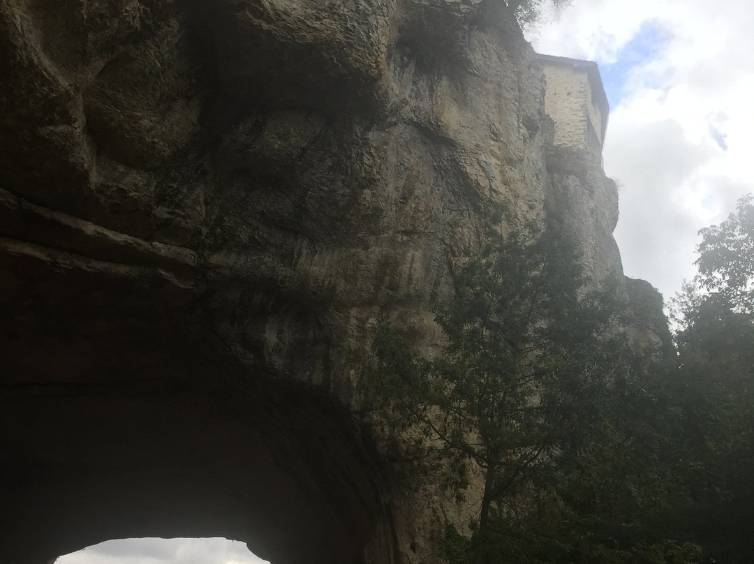 Puente Natural Sobre El Rio Nela景点图片