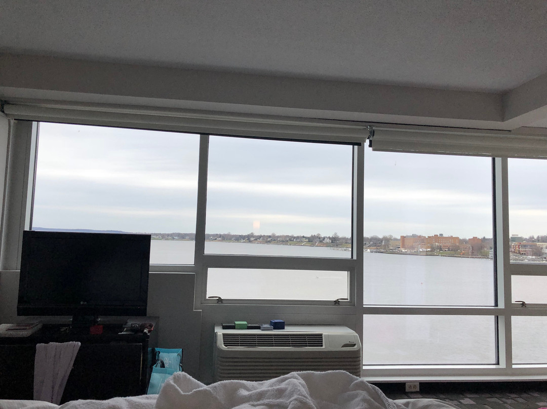 Oyster Point Hotel主图