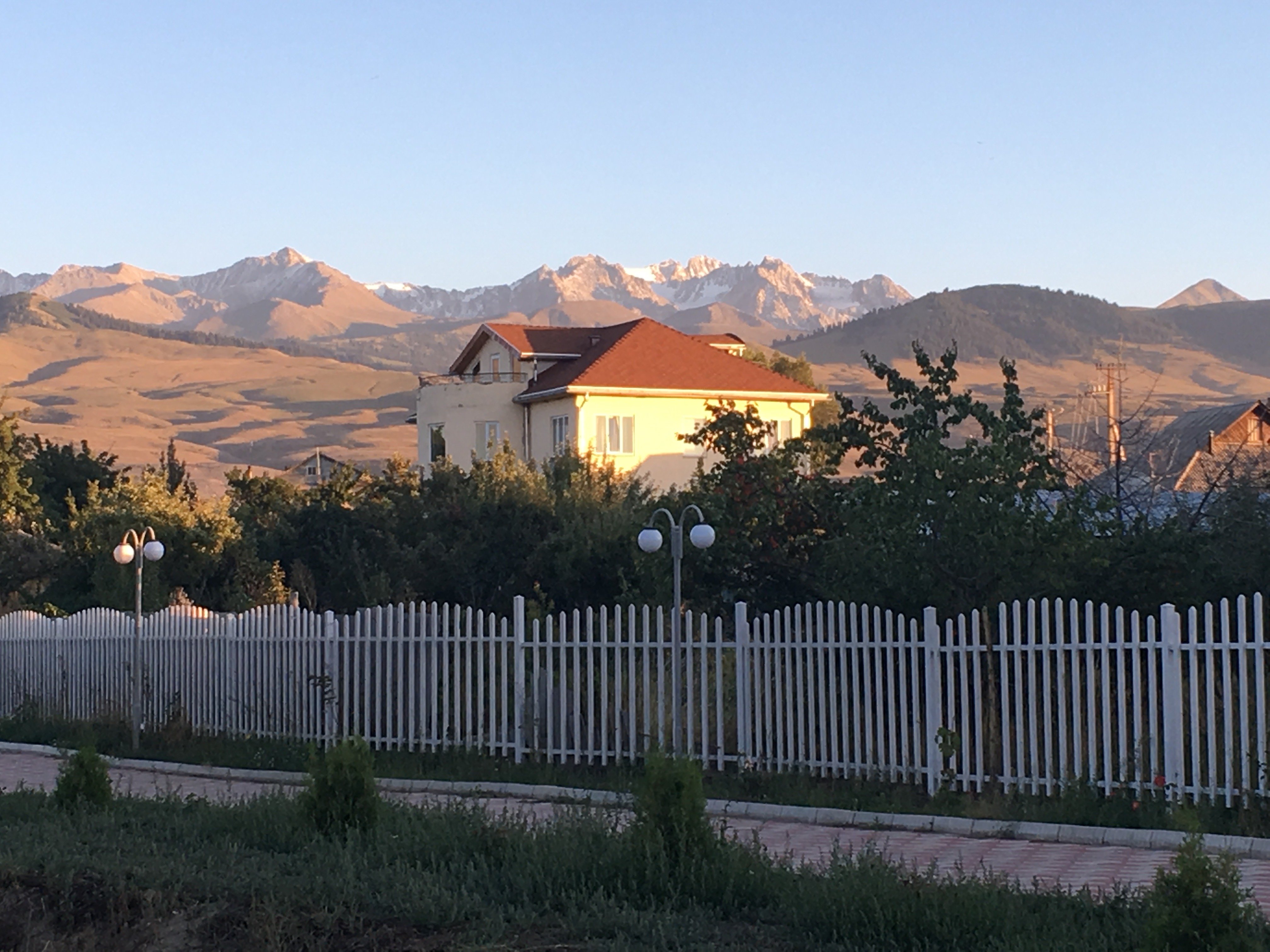 Riverside Guesthouse Karakol-浴室