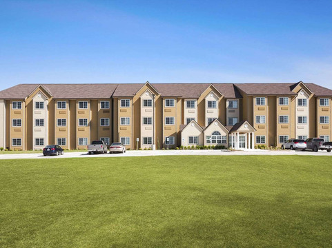 普莱森顿温德姆麦客达套房酒店主图