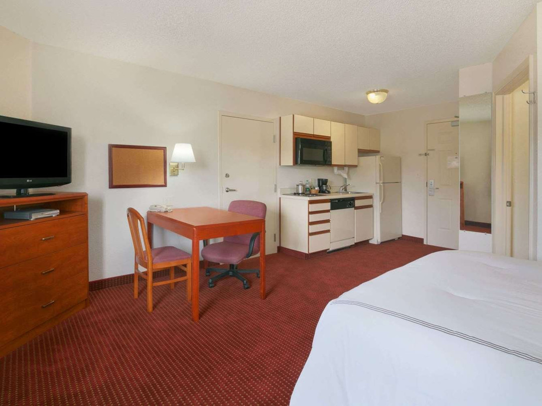 Days Inn & Suites by Wyndham Green Bay WI主图