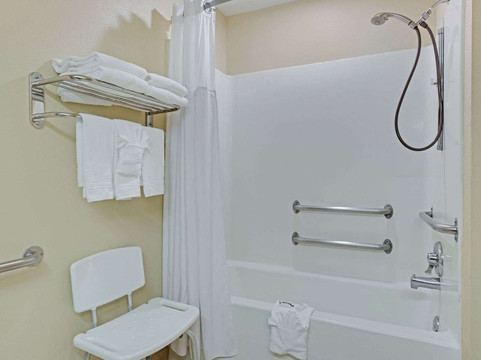 夏洛特-大学广场麦客达套房酒店主图