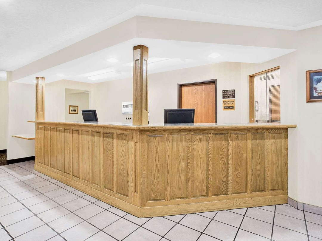 Ramada by Wyndham Hancock Waterfront主图