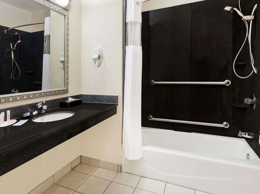 Baymont by Wyndham Henderson主图